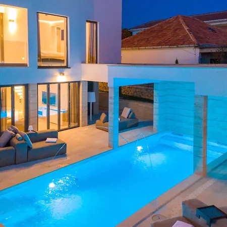 Four Seasons Villa *